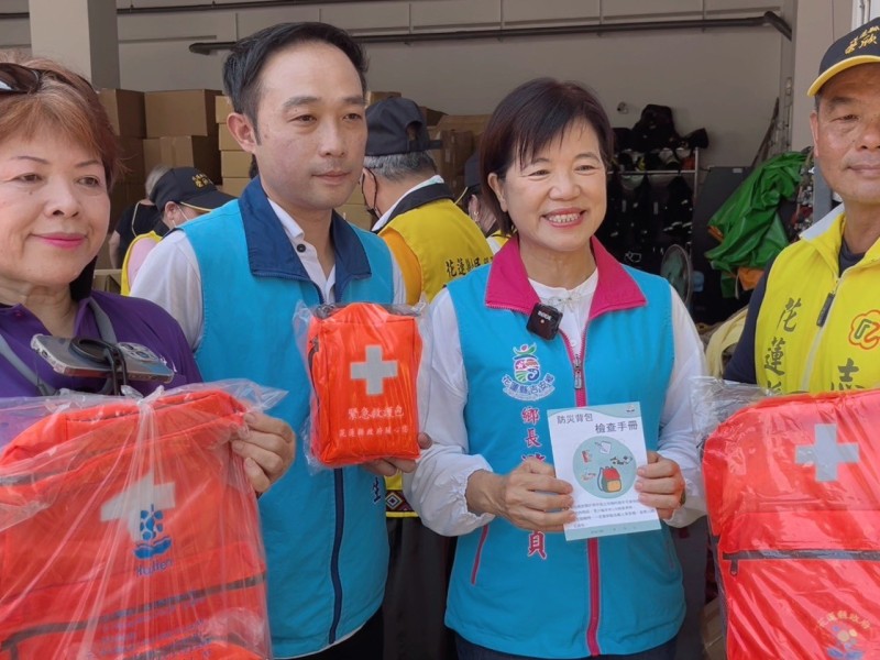 吉安鄉緊急避難包逐戶發放進行中 游淑貞動員志工支援及村鄰長發送